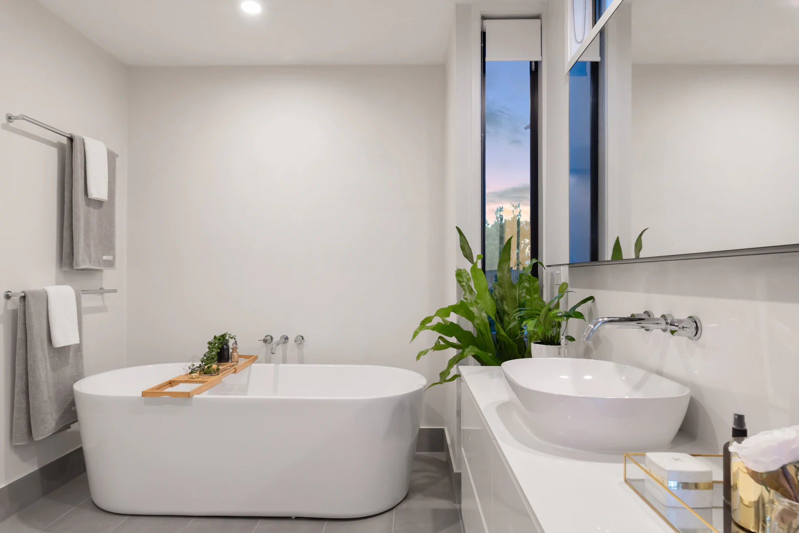 Nachher: Helles Badezimmer mit strahlend sauberer Wanne und Armaturen