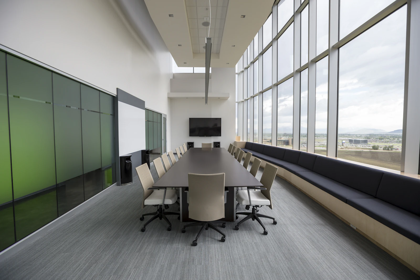 Nachher: Büroetage mit sauberer Glasfront und glänzendem Boden