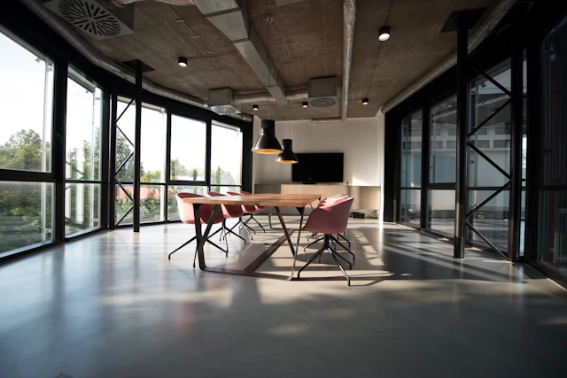 Modernes Büro mit großen Fensterfronten und aufgeräumtem Besprechungstisch